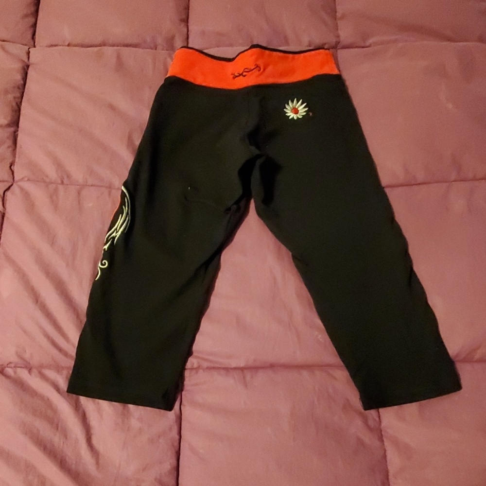 Margarita black Capri leggings w silver embroidery & red heart appliqué Size M - Picture 2 of 2